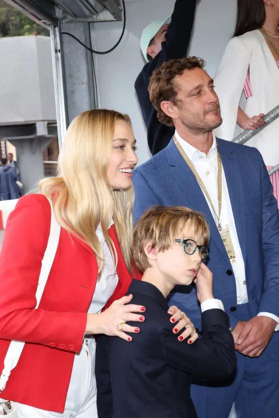 4.26摩纳哥卡洛琳公主的次子皮埃尔和次媳碧翠丝观看赛车，带上俩儿子接着看