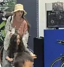 向佐郭碧婷带女儿锻炼，六岁向芷长卷发好似洋娃娃，星二代气质格外惊艳​