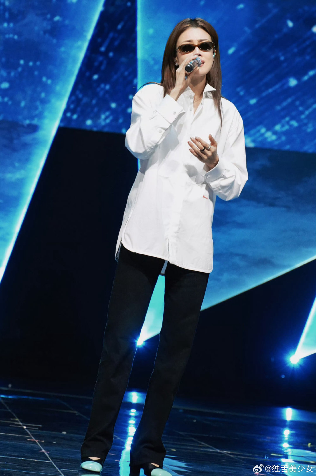 #李维嘉曾托容祖儿帮忙带西服#谁还没个不想专程跑一趟、拜托当地朋友顺手帮忙的时候！李维嘉当年为《歌手
