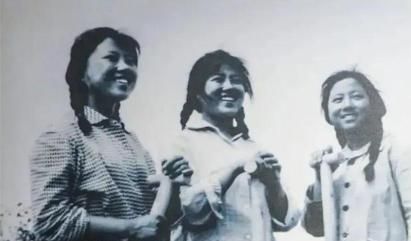 1974年，女知青王萍正在田地干活，林场工人刘大军过来找她，“我昨天抓了一只野兔