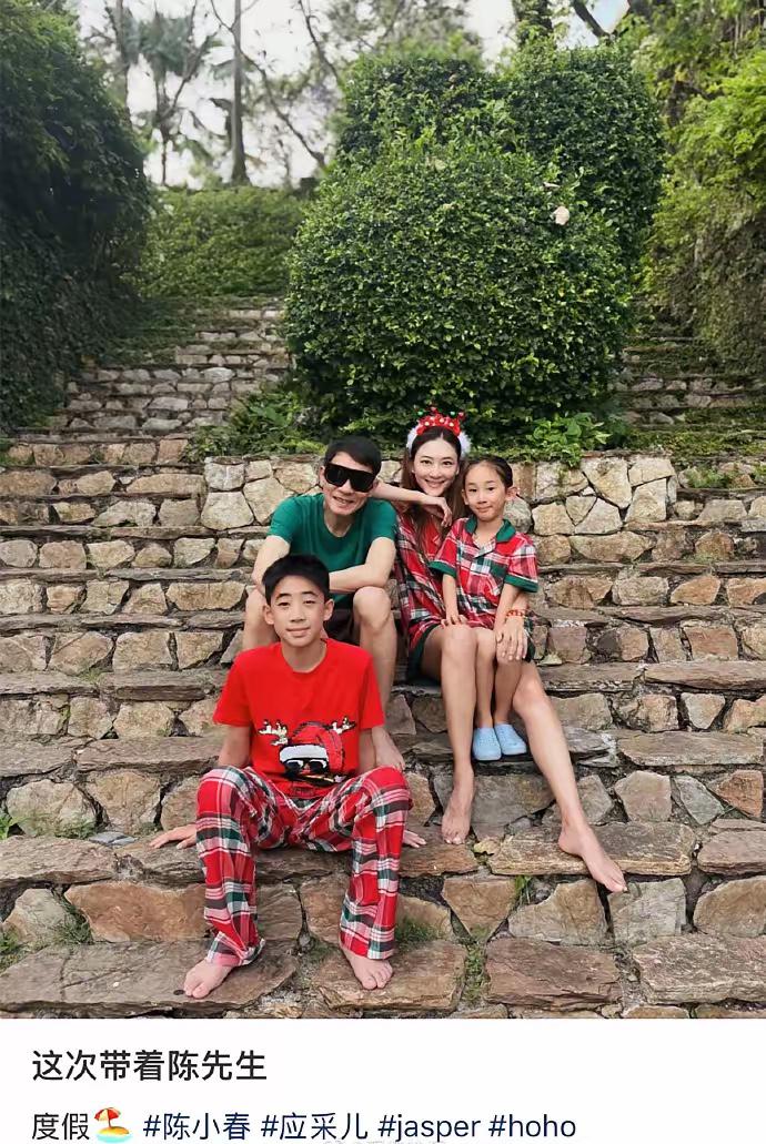 Jasper越来越像妈妈应采儿了看《爸爸去哪儿》的时候，眼睛鼻子嘴巴都有像陈小