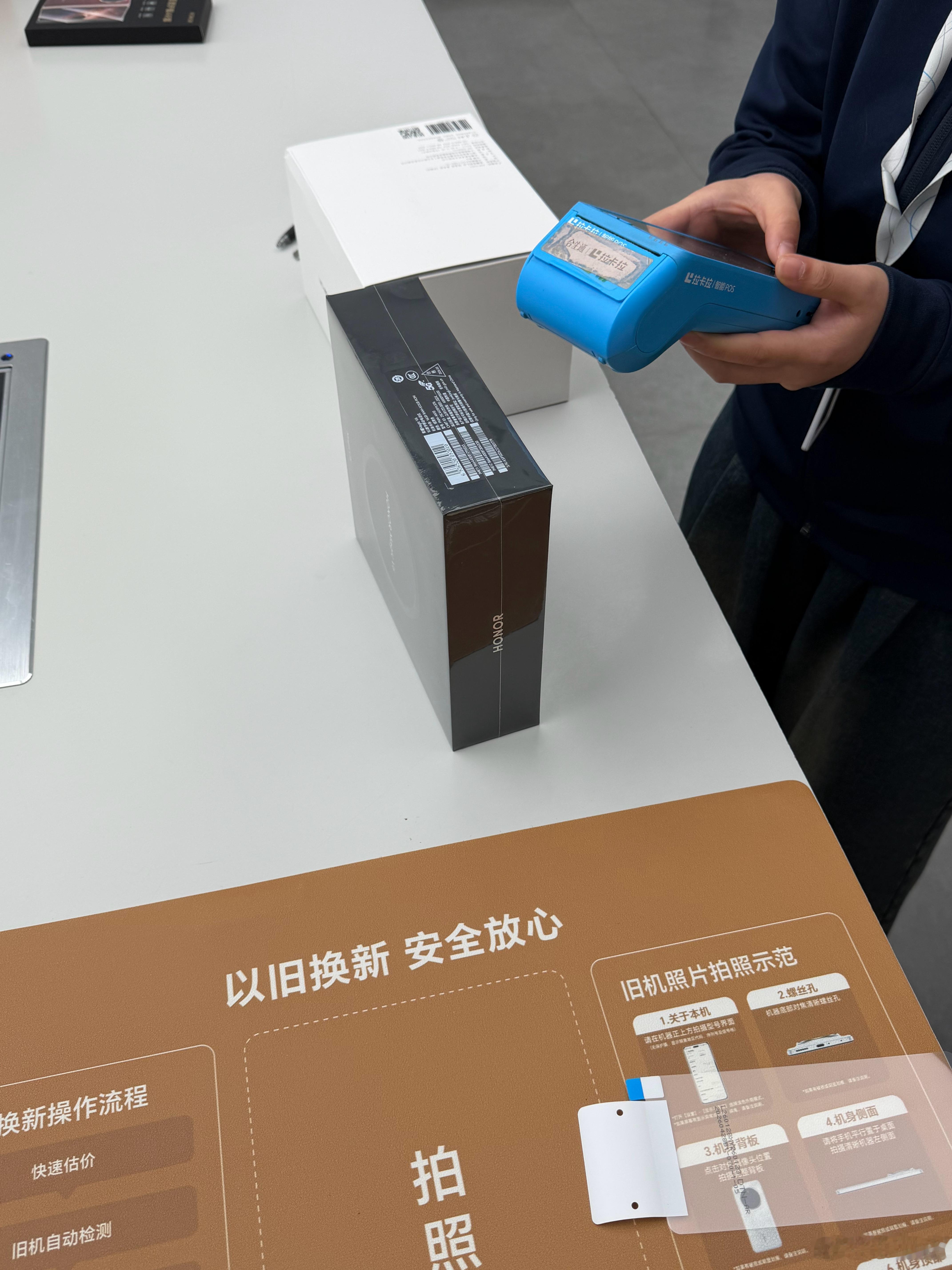 很久没有用过荣耀手机了，合生汇路过正好有一台16+512现货，还是最喜欢的黑色，