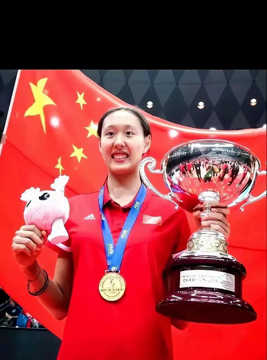 王梦洁已经成为中国女排第一号旗手因为赖亚文已经将她推向了前台现在的山东女排也