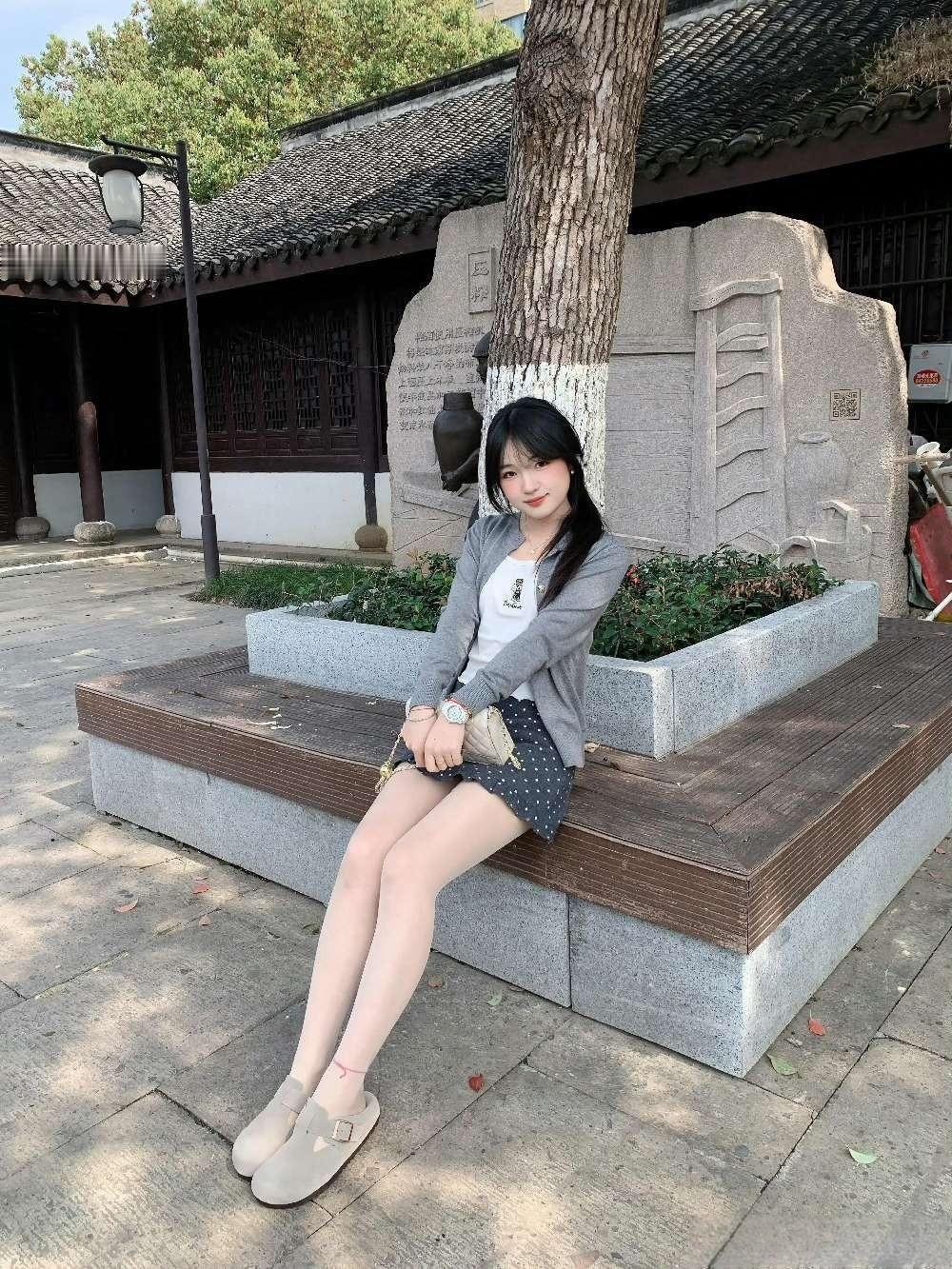 这套是“清新温柔的日常风”穿搭，适配中式庭院等松弛场景：-内搭选了白色印