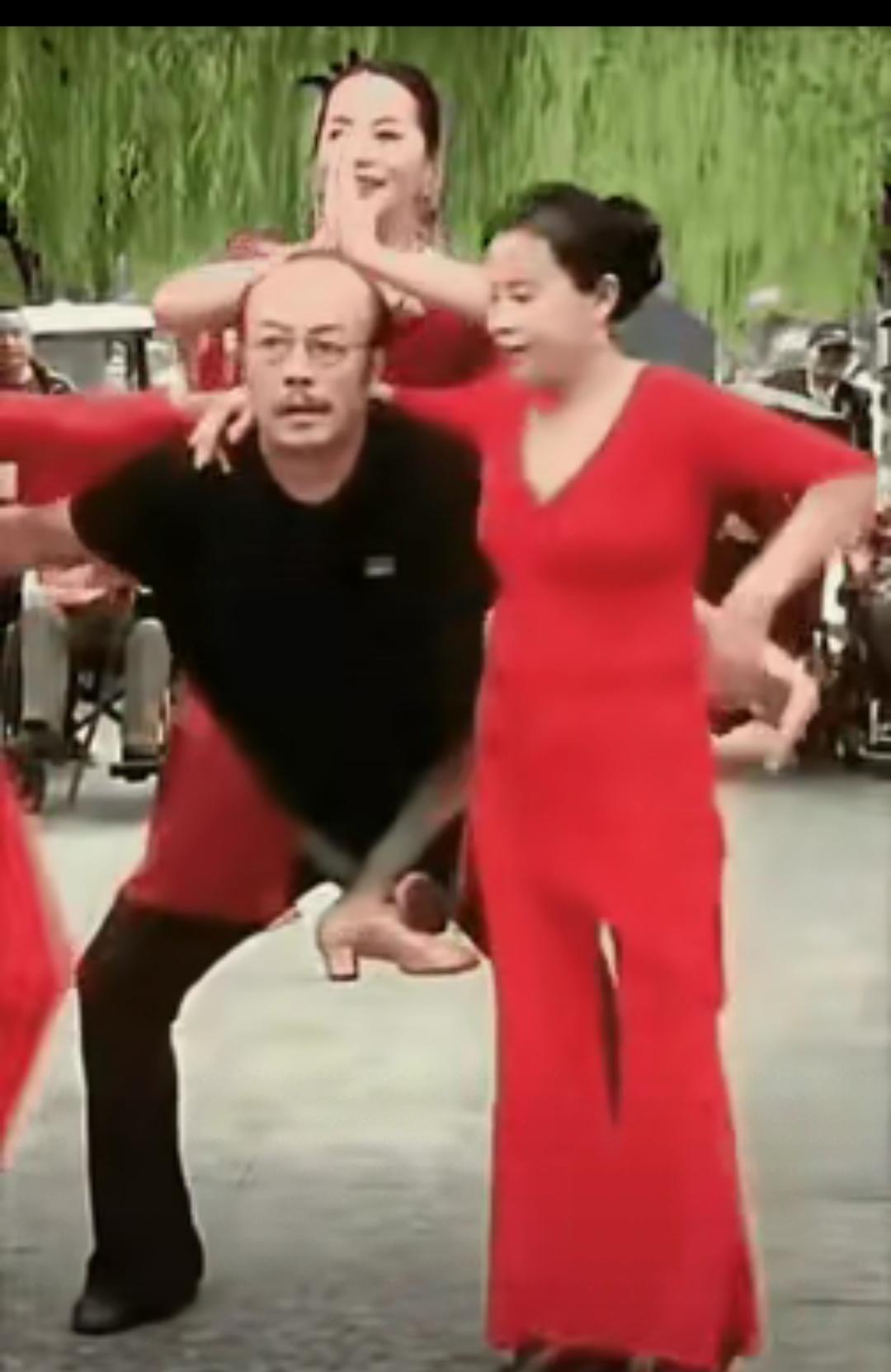 看看这些大爷大妈们，玩的多花。跟解放前街头卖杂耍一样，图片中的大爷，长的牛高马大