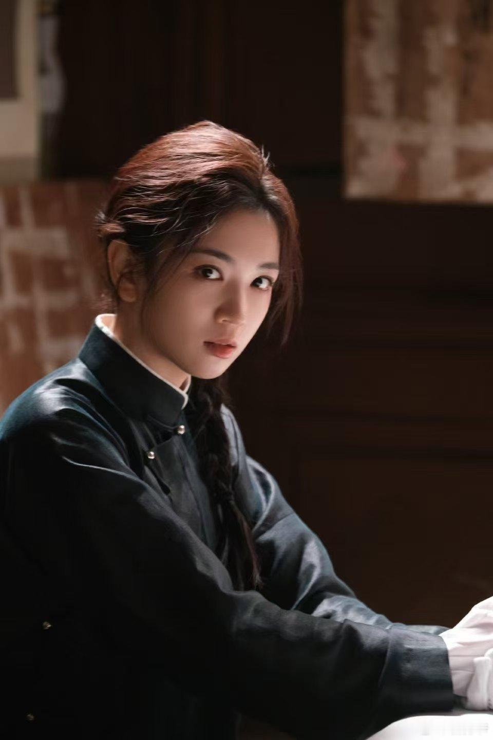 代露娃谁说演员不能看镜头打破演员不能直视镜头的固有说法，代露娃一眼直击镜头，人