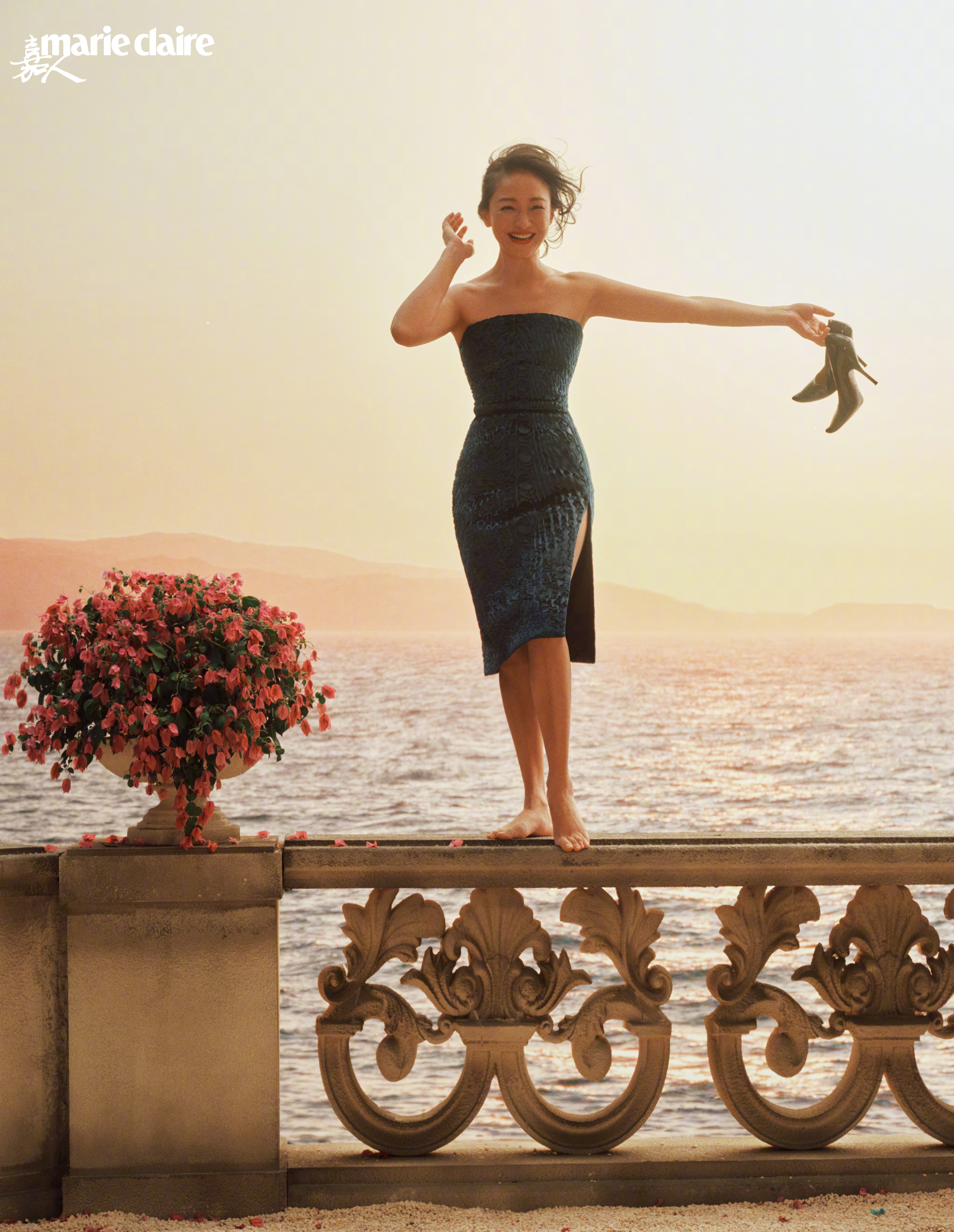 演员周迅登上《嘉人》2025年12月闭年刊封面，当然由香奈儿支持，这也是她第六次