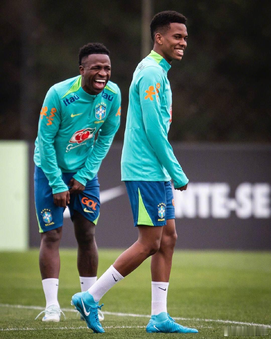 【内定2人】巴西国家队主教练安切洛蒂在节目中表示，皇马前锋威尼修斯和切尔西前锋埃