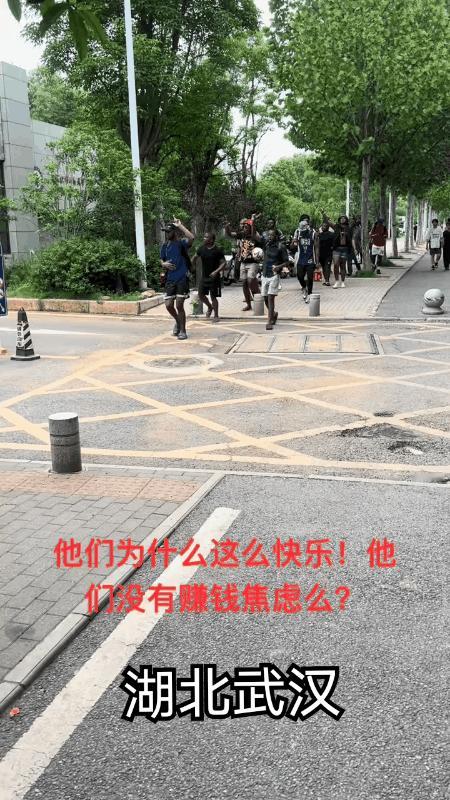 这些外来的黑人整天游手好闲，在街头闲逛，看起来还非常的快乐？也没见他们工作挣钱