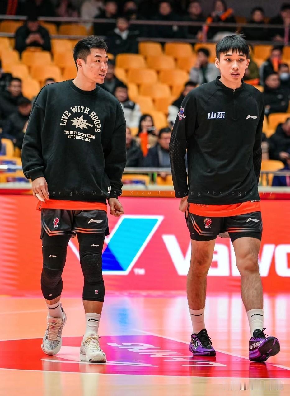 山东高速男篮就是输了一场球而已，大家不要喷这两位了。高诗岩最后一攻也没有办法啊！