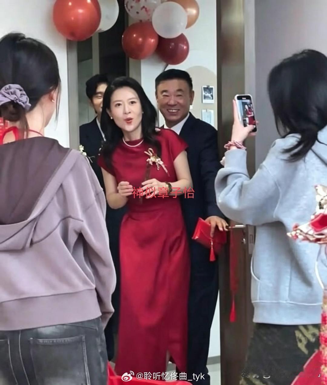 江苏一位42岁的喜婆婆美得惊艳全场！她长相酷似章子怡，网友都说：看一眼就觉得特别亮眼。​