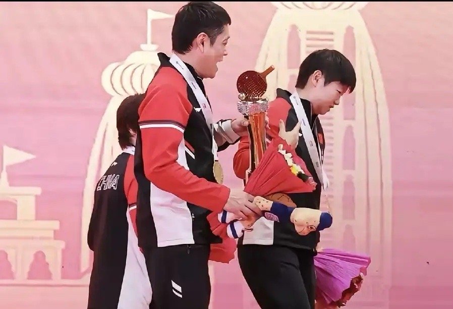 领奖台下的“小插曲”刚走下领奖台，莎莎就气鼓鼓把奖杯塞给老coco：“我让他给你