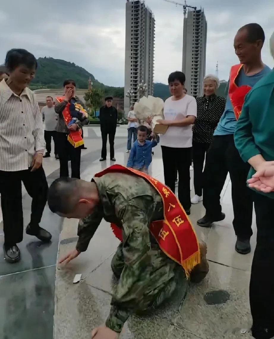 孙子当兵，爷爷和奶奶也来送，还给了钱，路上用，孩子突然跪下给爷爷磕头，看到这我瞬