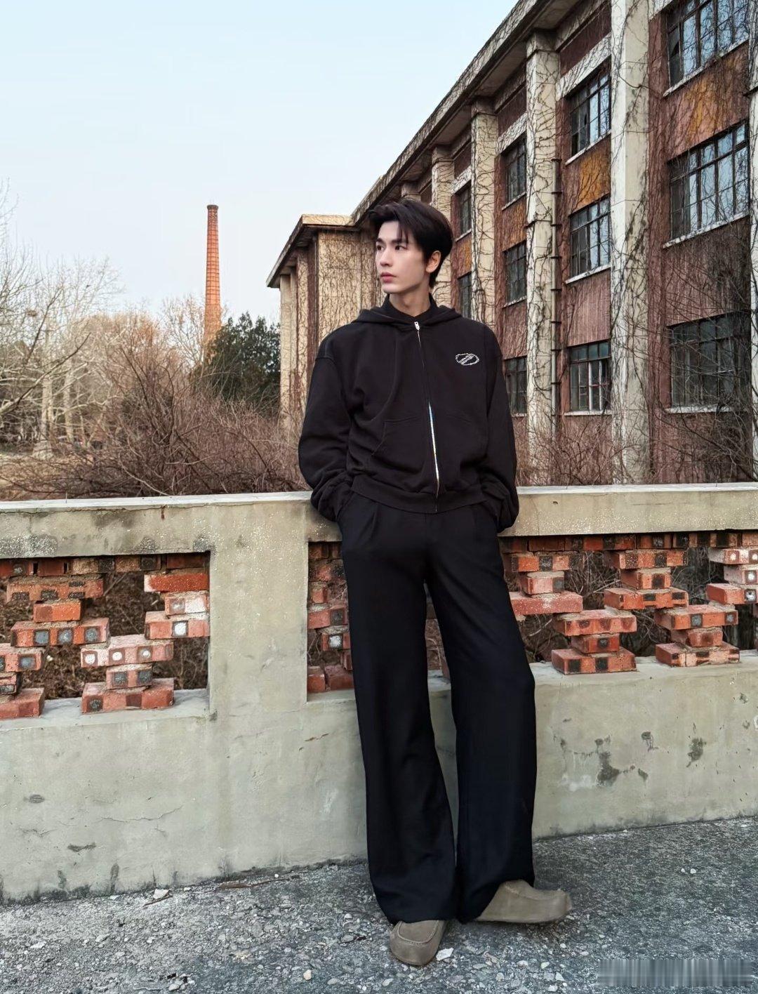 张凌赫让其他演员先拍完累到极致仍保持温柔，张凌赫用行动证明什么是靠谱！