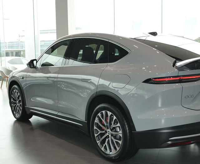 选稳重实用还是时尚拉风之前看车，价位30余万的城市电动SUV，我在蔚来ES6和