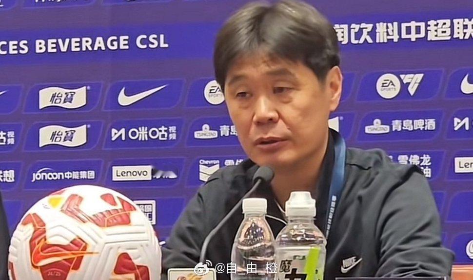 北京时间12月22日，青岛海牛官方宣布，李霄鹏不再担任俱乐部一线队主帅，其团队成