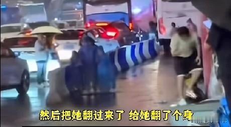 近日，河南一对夫妻带着刚考上大学的18岁女儿和小儿子到重庆旅游。8月25日晚上8