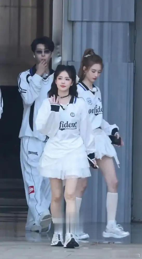 徐艺洋从白鹿身后走过，半个头身高差直接杀疯跑男路透！你刷到那段视频，绝对会倒回