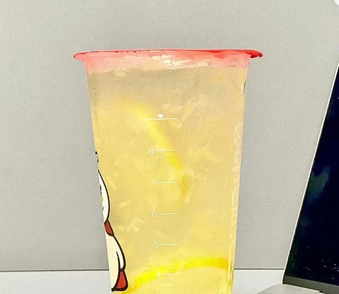 江苏，有一名女子，每天都会买一杯柠檬水喝，这一坚持就是三年。然而有一天，她突然发