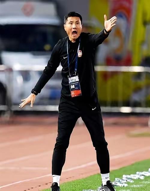 晚上与泰国队的热身赛，长时间脱离国足的34岁武磊当上中国男足队长。好好的一场热身