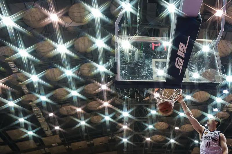 昨晚CBA太精彩了，可谓爆点不断！广州和浙江一战，广州开场就被打懵，首节挖