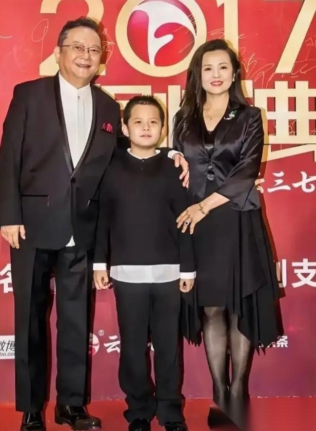 77岁的王刚，60岁的时候得了一子，本以为晚年可以安享清福，可如今17岁的儿子，