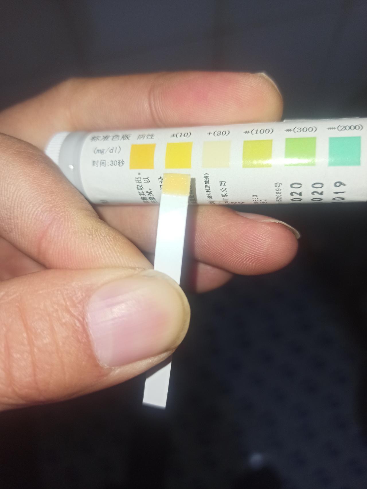 这段时间上厕所，一直有泡沫，半年前查的肾功能，也没什么问题。自己买一个测试条