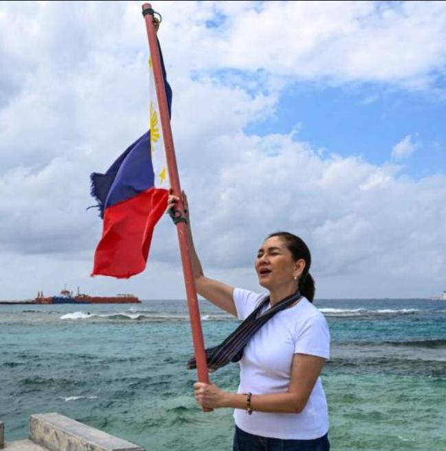 太尴尬了！外媒今日报道，菲律宾参议员洪蒂佛罗斯及海岸警卫队发言人塔里拉21日访问
