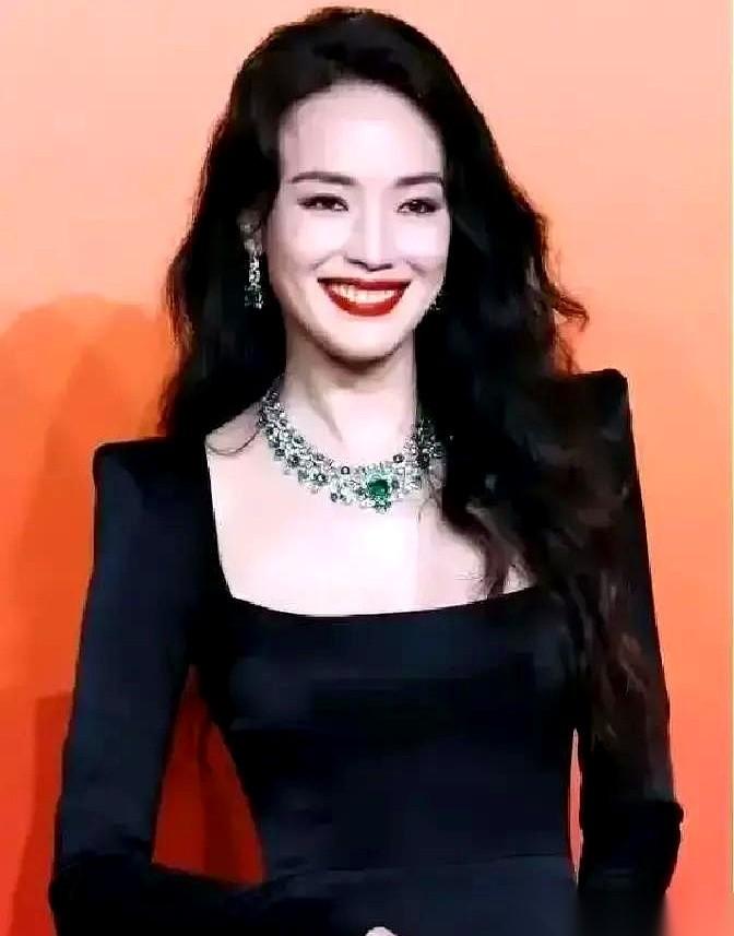 刷到舒淇的新闻，心里咯噔一下。49岁，为了要个孩子，她跟冯德伦折腾了整整九年。