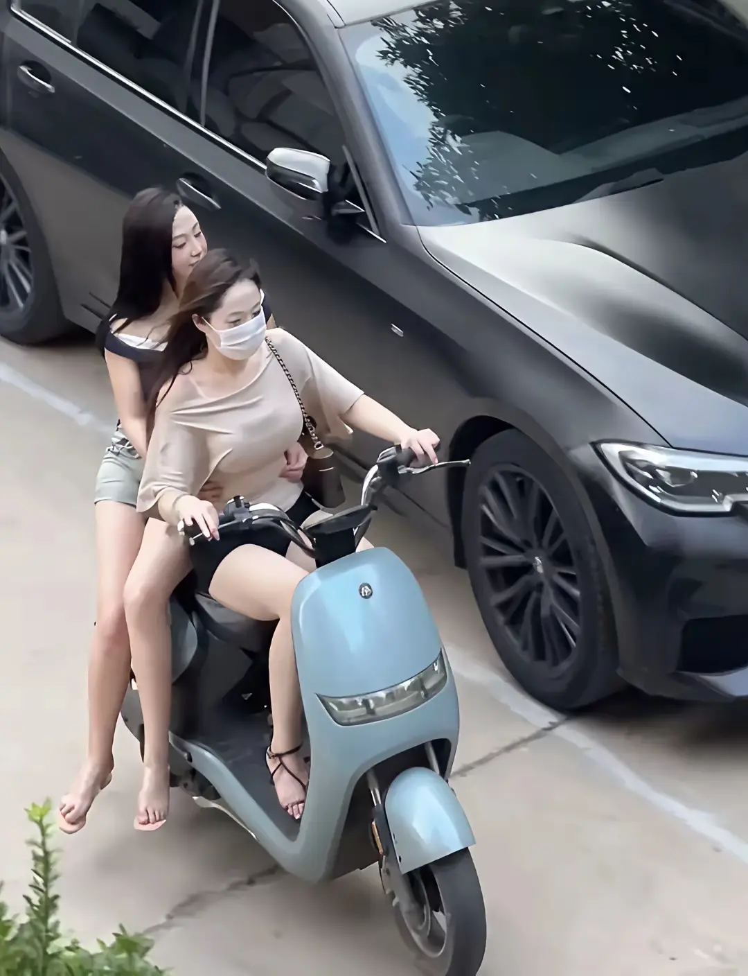 为什么女孩子骑车，都喜欢用侧坐的姿势呢？
