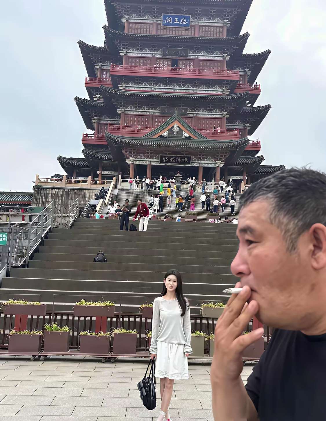 大哥是成功抢镜呀，这么好的抓拍，有些人可能一辈子都遇不到