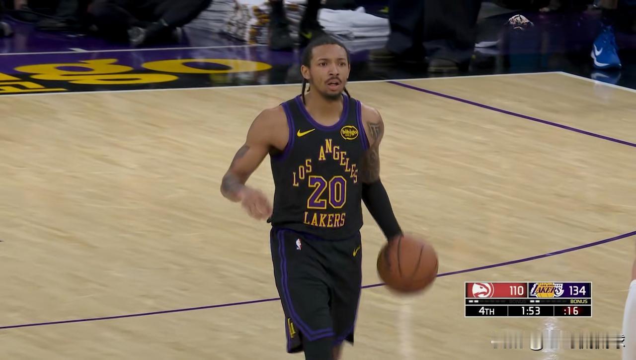 我强烈建议湖人主帅雷迪克重用小将史密斯！在今天湖人主场以141：116大胜老鹰的