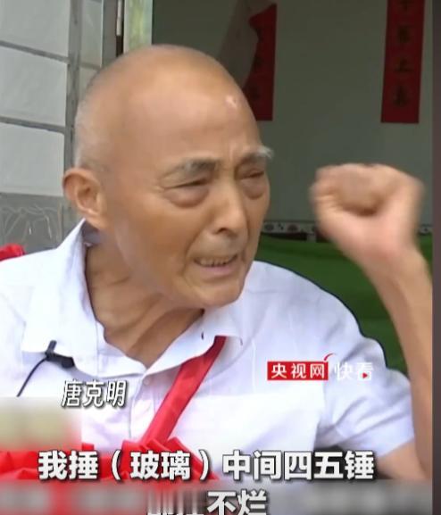 2024年，湖南发生一件暖心奇事：一位71岁大爷跳水砸窗勇救落水女司机，女子上门