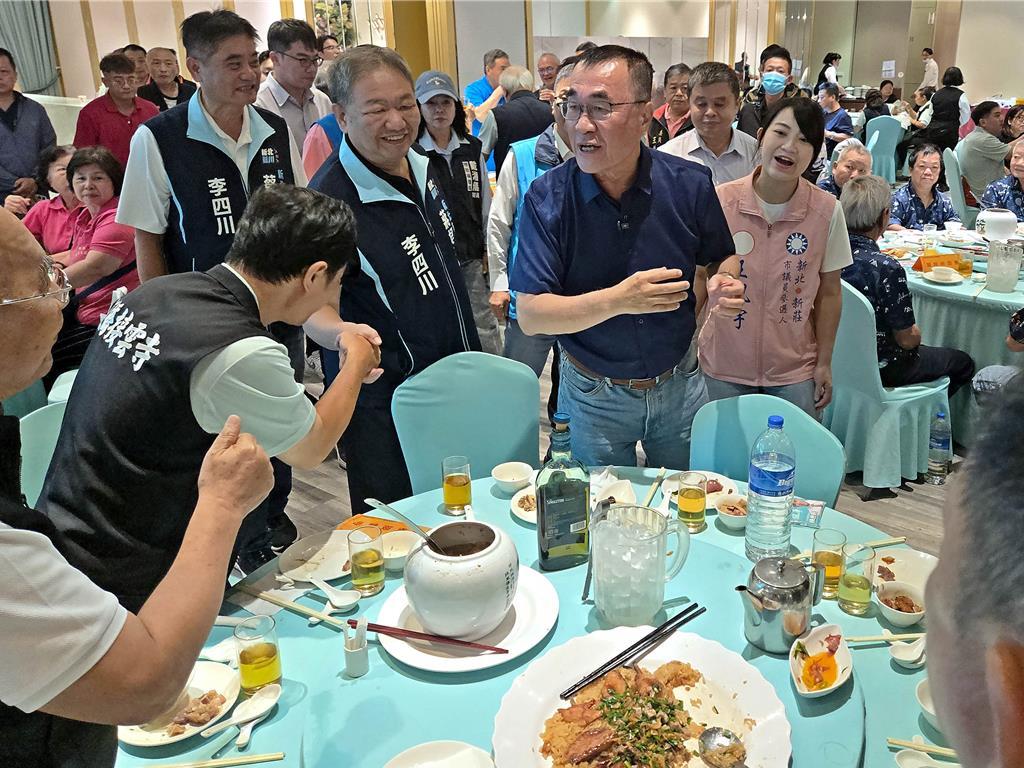 李四川最新民调领先苏巧慧自信喊“新北只有川流”新北市长选战持续升温，国民党参