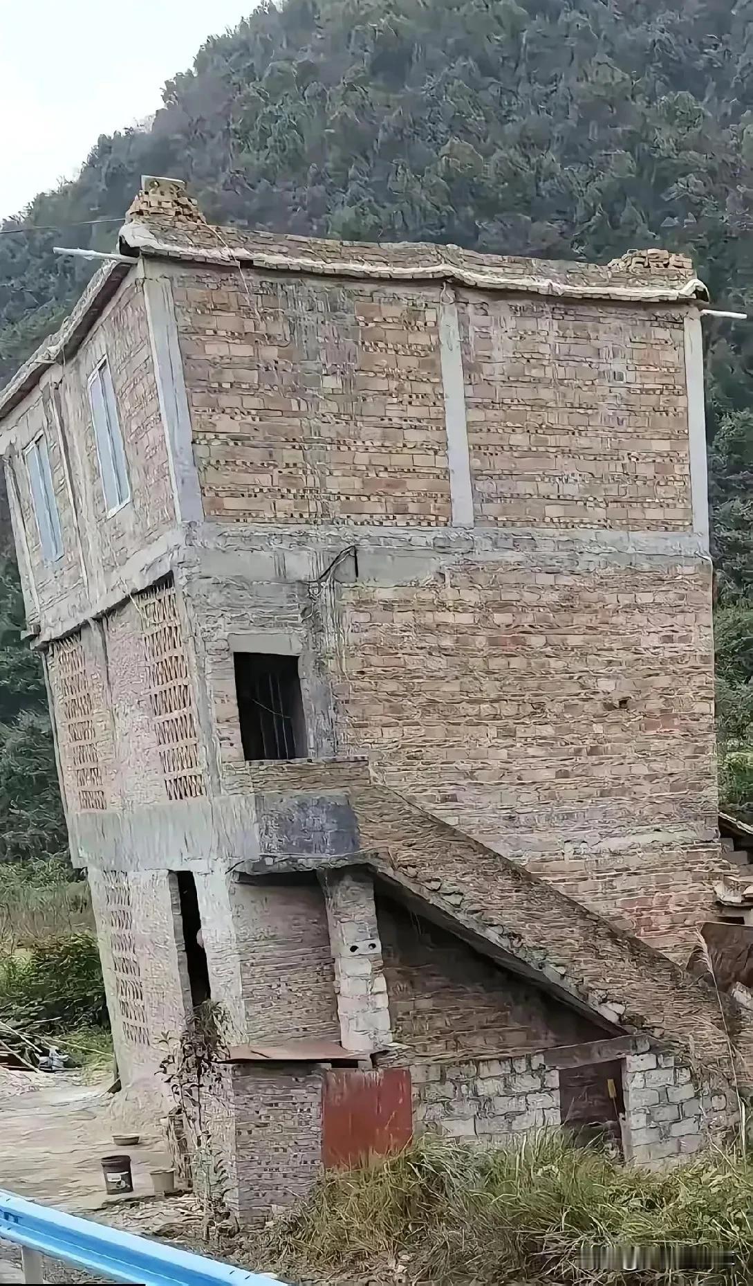 大表哥舍不得花钱请师傅，就自己动手建了。他现在不知道外墙用瓷砖好，还是用涂料
