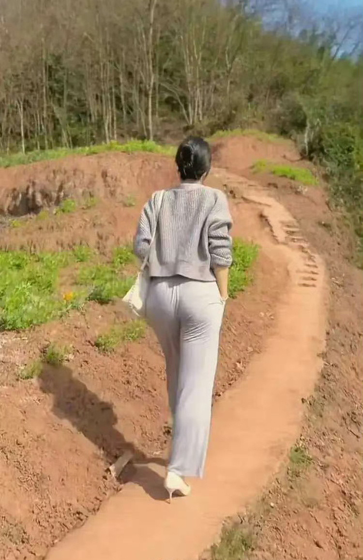 领导叫我和她一起爬山，需要注意啥​？[汗]​​​