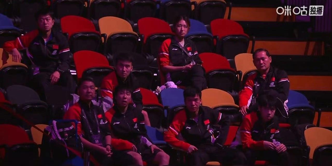 不着急，王楚钦第二局加油[加油]！国乒大部分队员都在看台观赛！出乎意料，第一