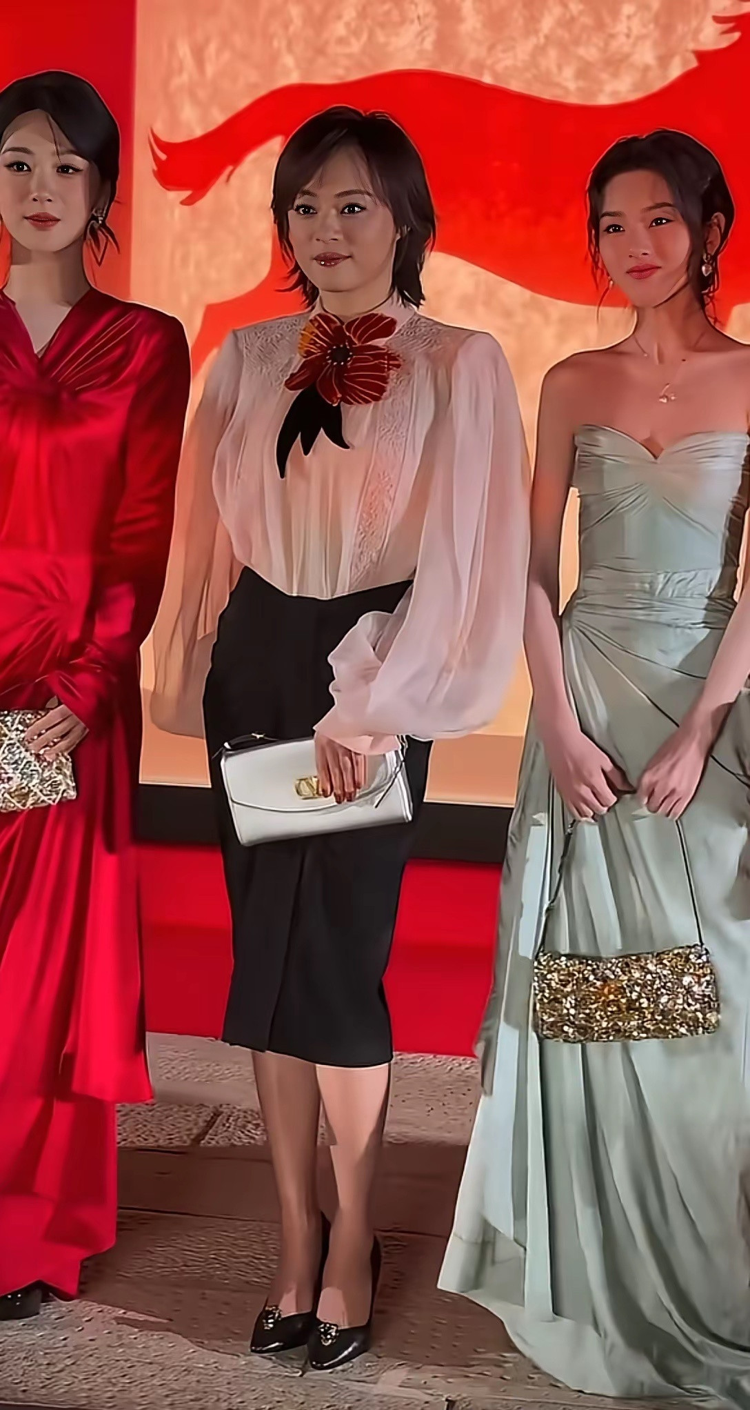 单看杨紫不知道她有多好看，这一合照就看出来了，和孙俪宋祖儿站在一起她最好看