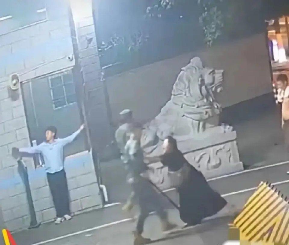 男子深夜被追打冲营门求救，女子竟推搡武警哨兵！结局极度舒适凌晨，四川icon一男