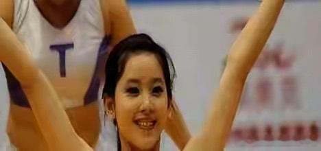 章泽天19岁那张没刮腋毛的啦啦队服照片，又冲上了热搜。很多人第一眼觉得扎眼。不雅