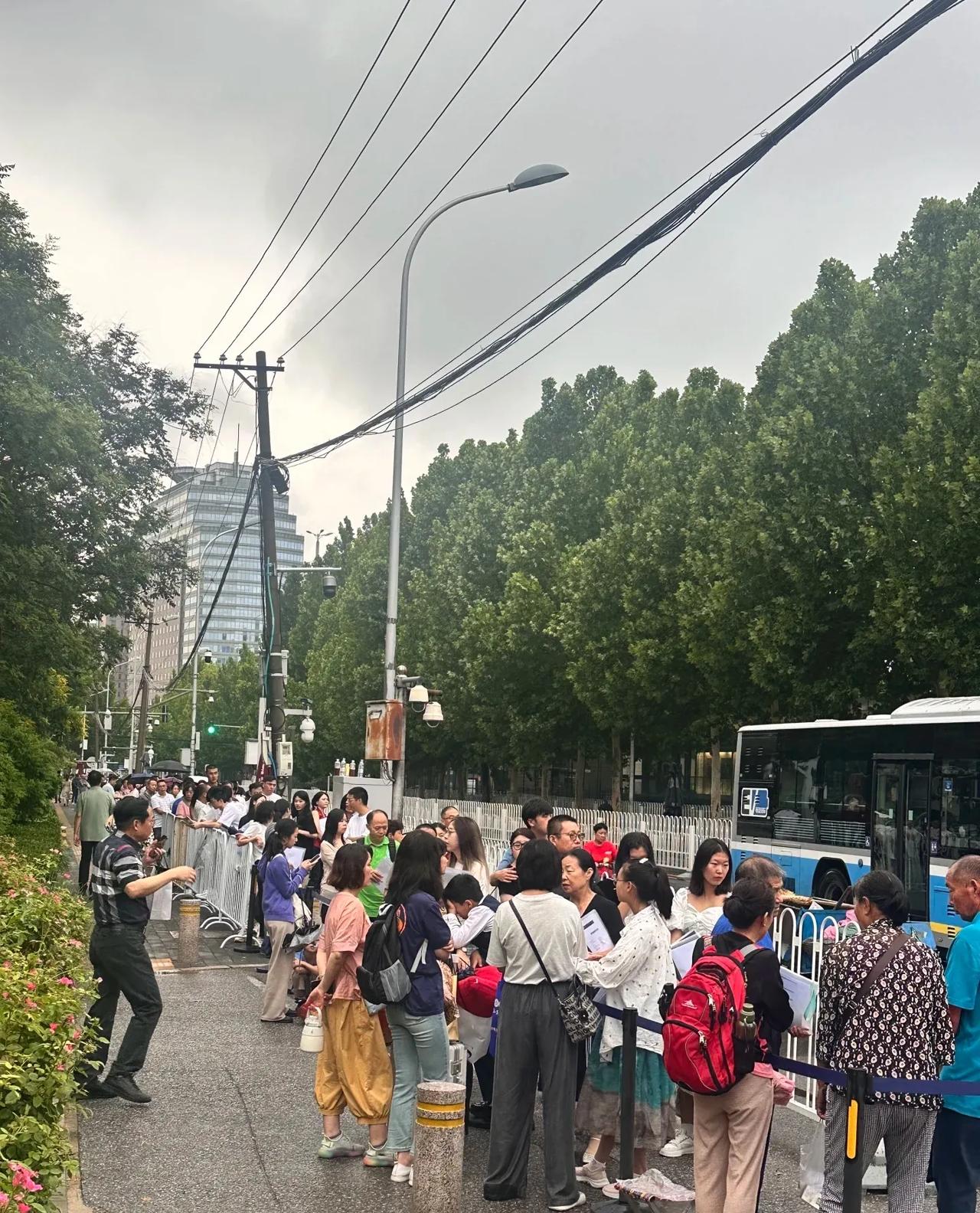 美国驻华使馆签证中心随时大排长队，有人用此现象证明美国好，不然也不会有那么多人想