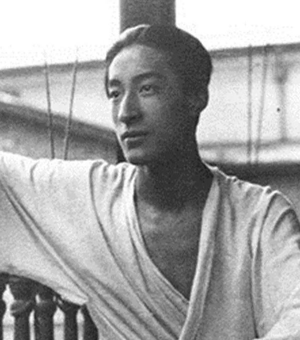 1962年，一位头发全白、瘦到脱相的老人被无罪释放，妻女看到他这个模样都心疼得直