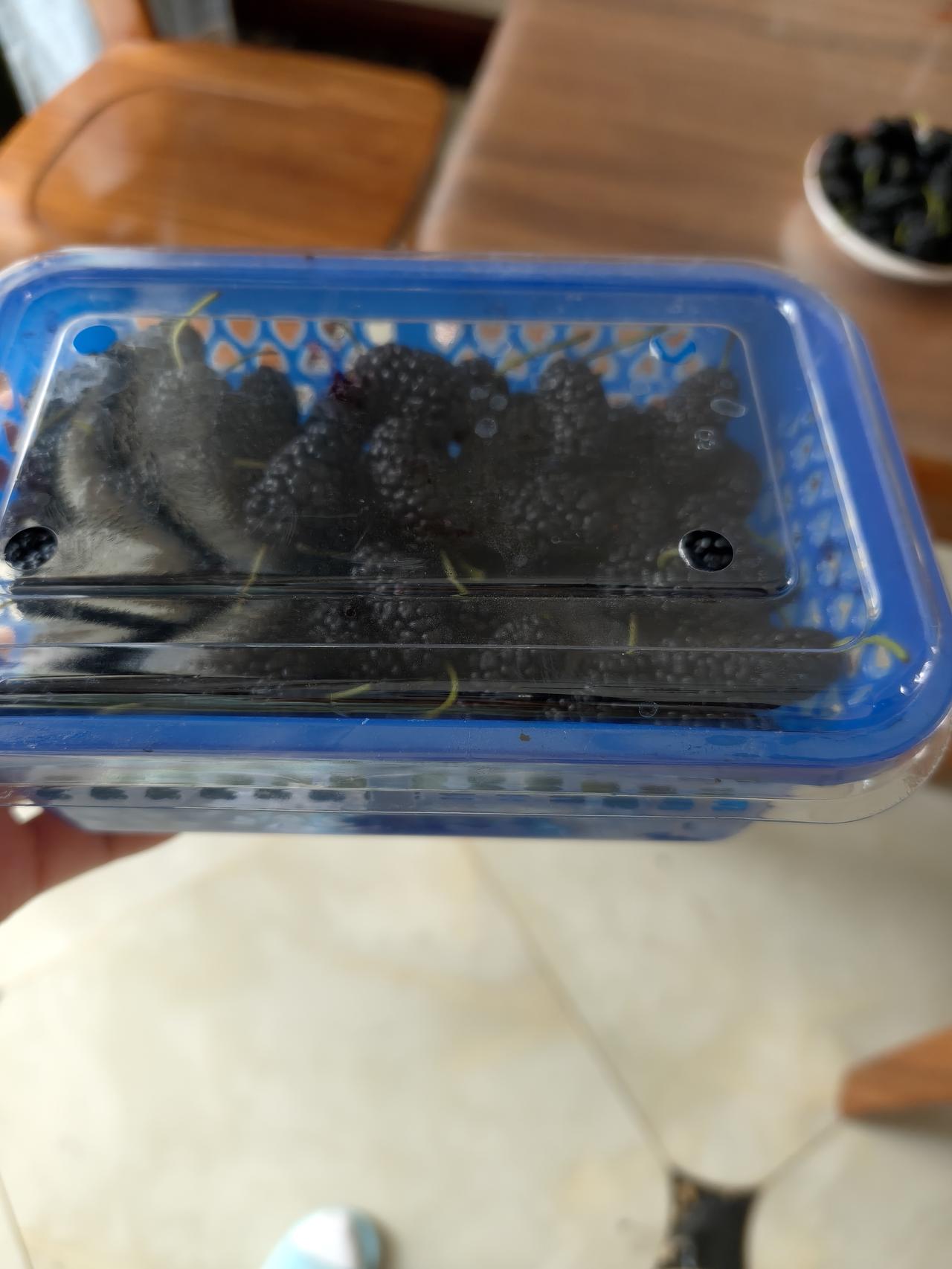 有没有懂的给看看，这桑葚正常吗？怎么通体一个颜色，而且个头也一模一样？这是下午