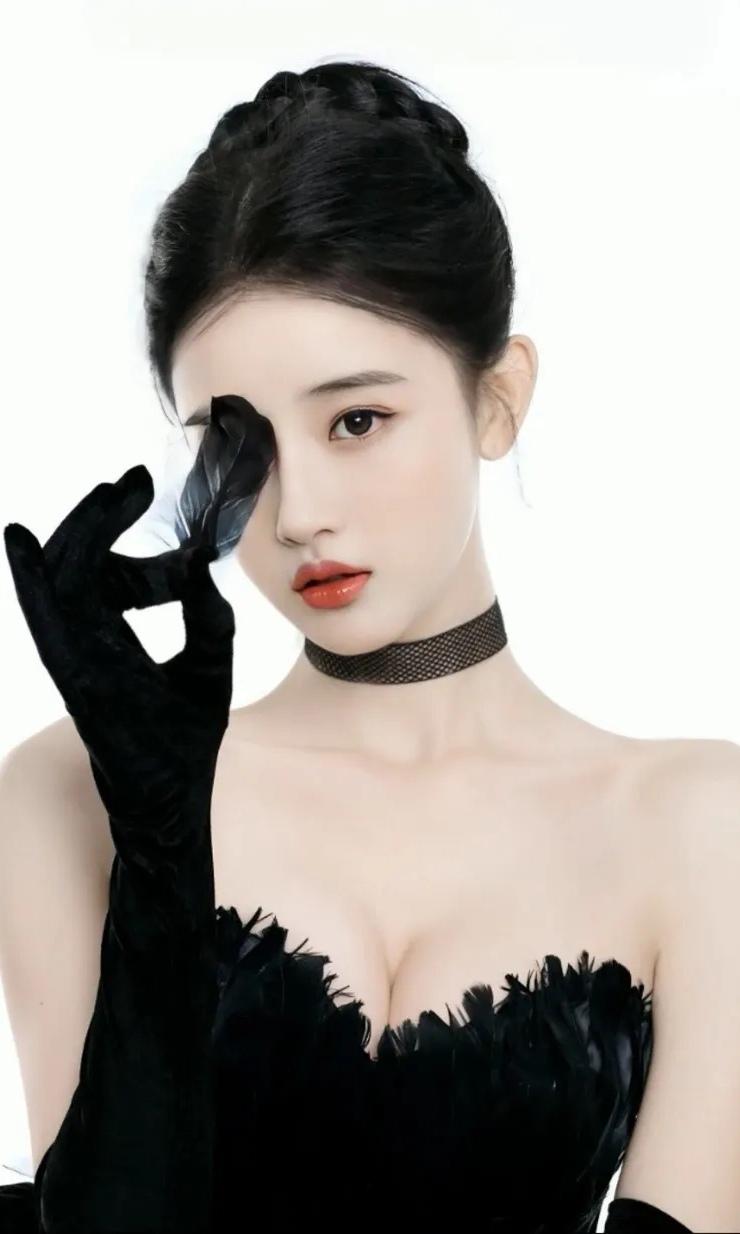 永远的黑色经典，突显知性美气质。知性美女穿搭分享分享绝美的美女照女人如何穿出