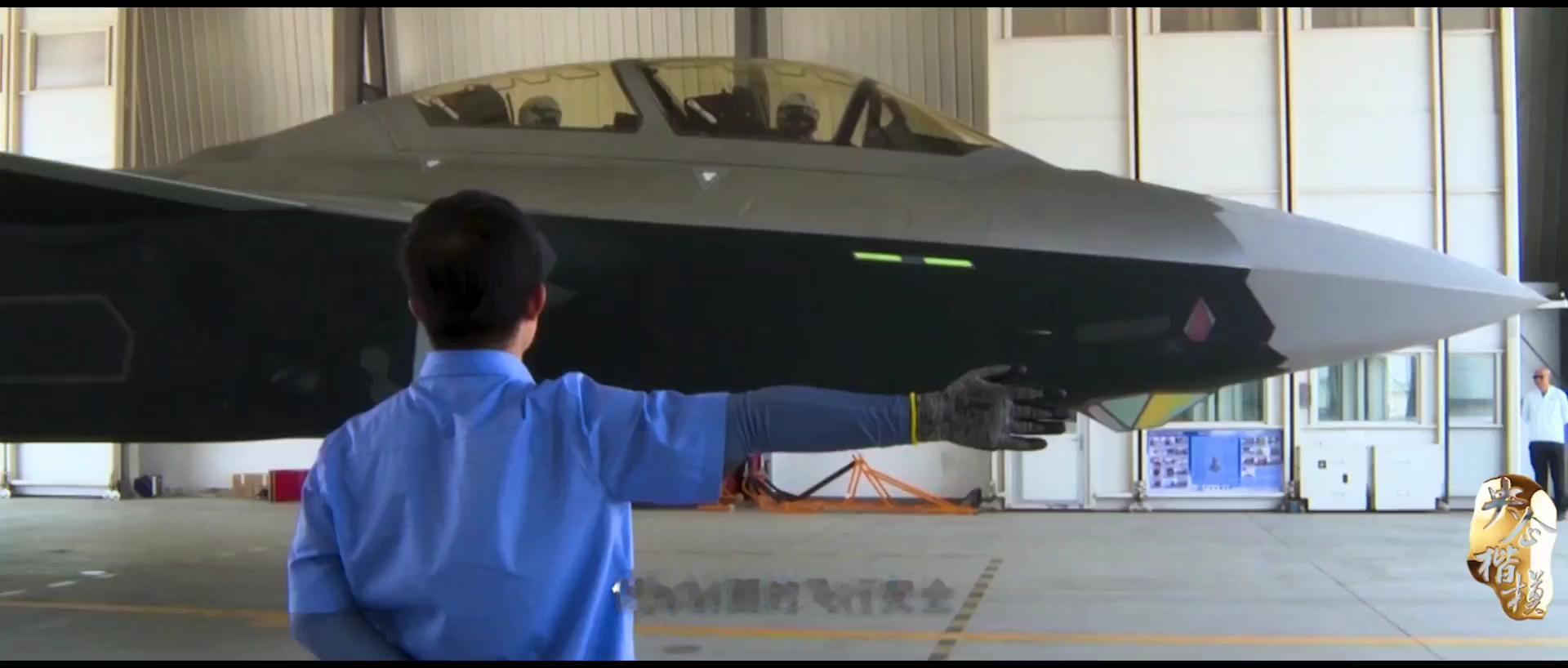 去年九三阅兵保障中的歼-20S首见双座“威龙”打开主/侧弹舱侧弹舱内部细节一窥烽