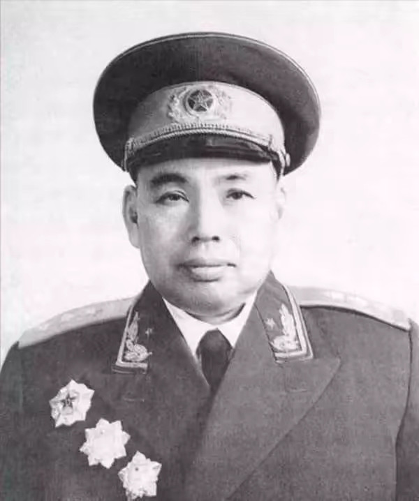 1956年许世友逛茅台酒厂，当场发现蹊跷：我自费买的茅台，怎么比出厂价还便宜？1955年，许世友任南