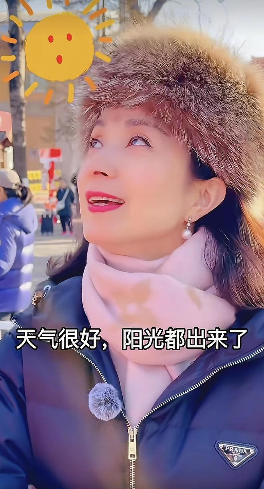 汤灿，依旧是LV+Prada!2月1日，汤灿现身北京街头逛街买年货，她今年已