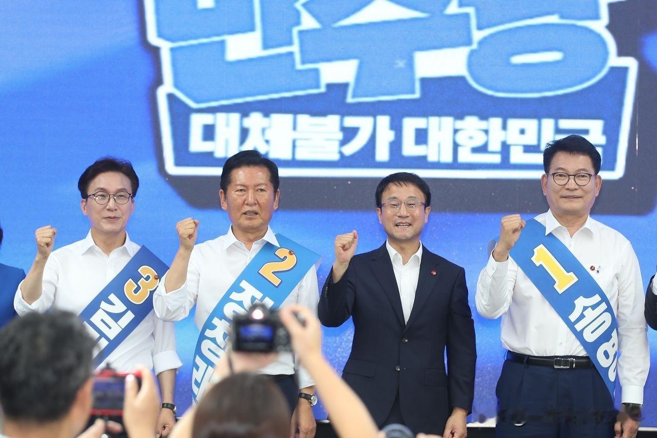 8月8日，韩国共同民主党济州巡回竞选现场火花四溅，金民锡、郑清来、宋永吉三位党首