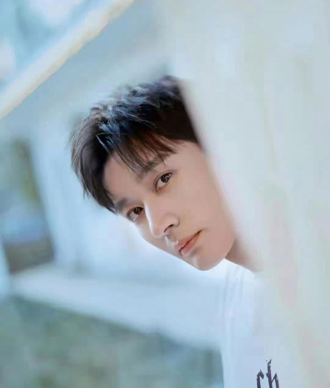 1.小郭新剧快上线了，却赶上父亲陷入负面风波，圈内不少人也因此更谨慎，公开帮忙宣