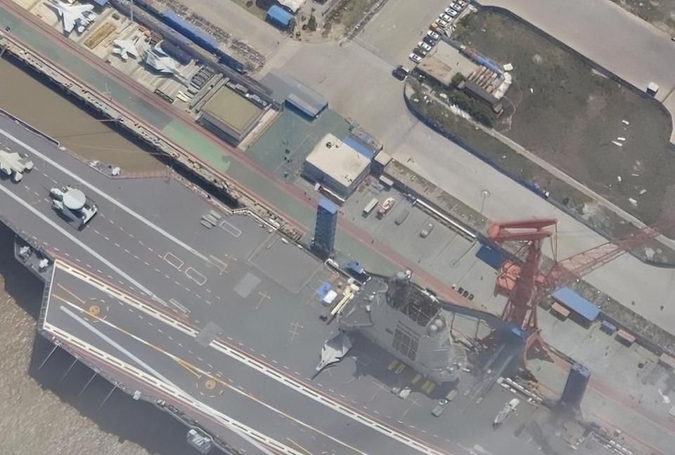 福建舰的甲板上，至少画了3种“十字线”，毫无疑问，这是为多种舰载机型准备的，而绝